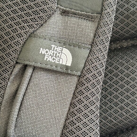 NWT The North Face Fall Line Backpack 28L Black Durable Hiking Travel Laptop OS - Picture 5 of 15